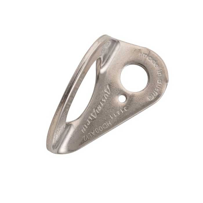 Das Bild zeigt eine 12mm Austrialpin Bohrhakenlasche auf weißem Quadrat. MAn sieht alle Einprägungen wie Normen, Stahlqualität und Logo Schriftzug.