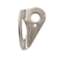 Das Bild zeigt eine 12mm Austrialpin Bohrhakenlasche auf weißem Quadrat. MAn sieht alle Einprägungen wie Normen, Stahlqualität und Logo Schriftzug.