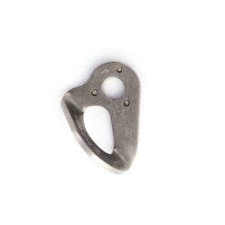 Das Bild zeigt eine silbern glänzende 10mm Fixe Bohrhakenlasche Inox auf weißem Hintergrund.