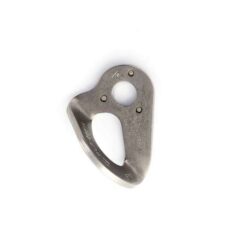 Das Bild zeigt eine silbern glänzende 10mm Fixe Bohrhakenlasche PLX auf weißem Hintergrund.