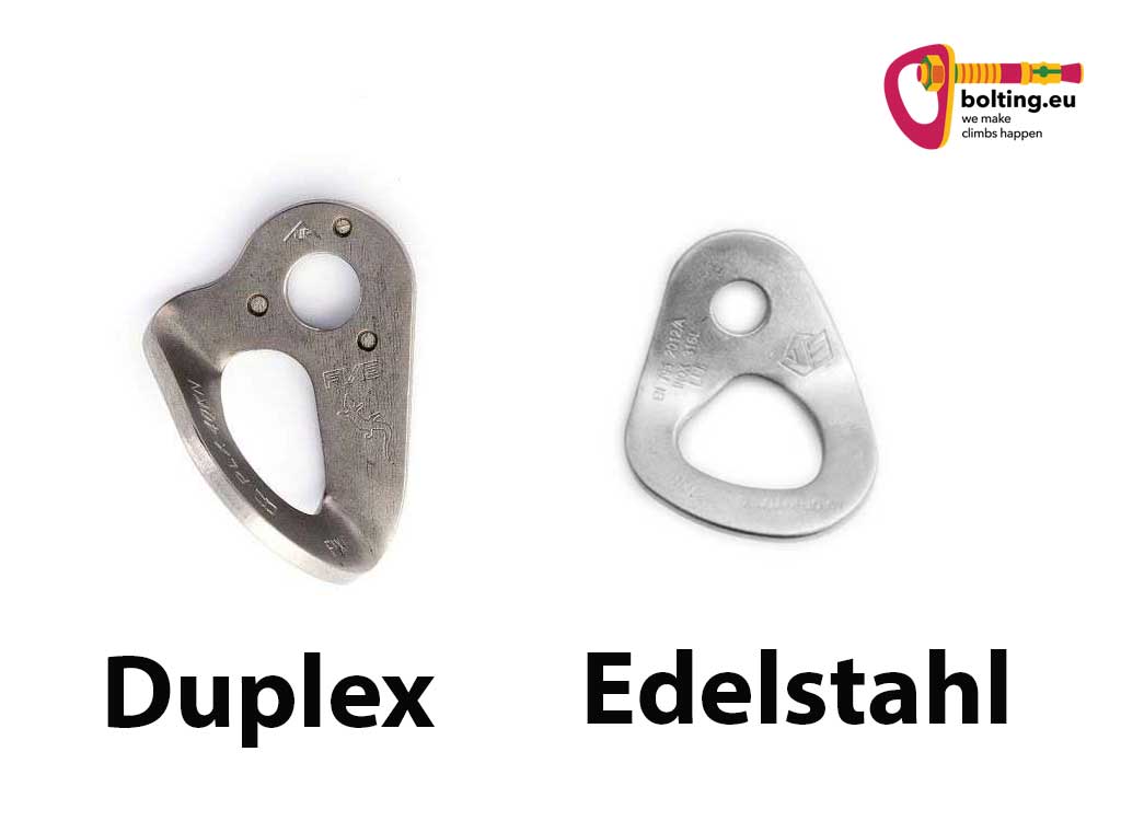 Das Bild zeigt zwei Bohrhakenlaschen aus unterschiedlichen Stählen um den Unterschied zwischen Duplex Stahl und Edelstahl zu zeigen. Links eine dunkelgraue Bohrhakenlasche aus Duplex Stahl. Rechts eine hellgrauer Bohrhakenlasche aus Edelstahl. Rechts oben ist das bunte Logo der Firma bolting.eu zu sehen.
