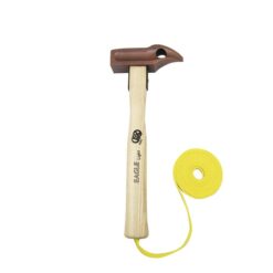 Das Bild zeigt den Big Wall Hammer Kong Eagle Light. Er ist senkrecht auf einem weißem Quadrat zu sehen. Rechts das gelbe Flachband welches als Auffangschnur dient.