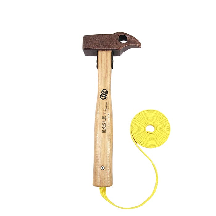 Das Bild zeigt den Big Wall Hammer Kong Eagle. Er ist senkrecht auf einem weißem Quadrat zu sehen. Rechts das gelbe Flachband welches als Auffangschnur dient.