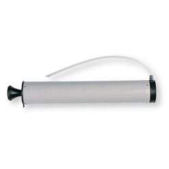 Das Bild zeigt einen grauen Bohrloch Ausbläser. Die Kunsttoff Röhre liegt waagrecht inBildmitte. Links der schwarze Knopf des Pump Mechanismus. Rechts die schwarze Öffnung mit dem durchsichtigen Luftschlauch.