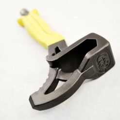 Das Bild zeigt den Höhlenforscher Hammer Kong Speleagle in einem weißem Quadrat. Der Schwarze Hammer mit gelbem Schaft liegt quer im Bild, im Vordergrund der Hammerkopf.