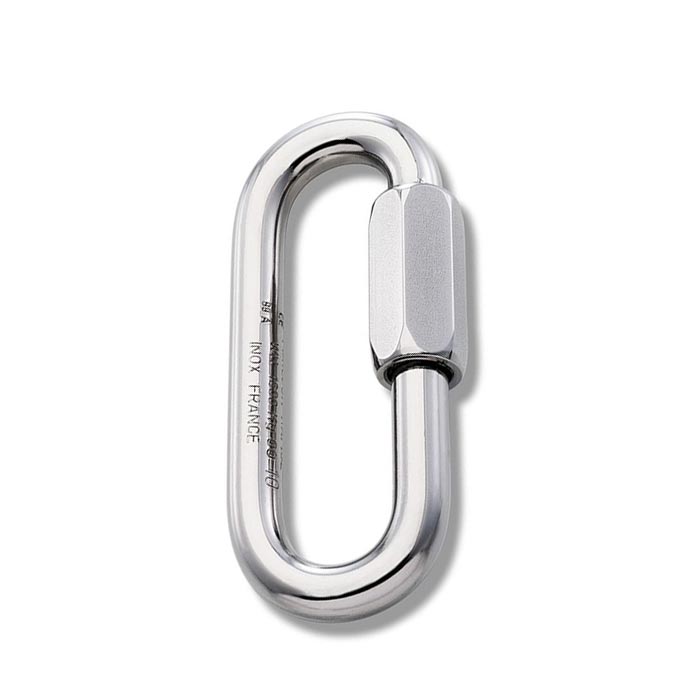 Das Bild zeigt ein silber glänzendes Maillon Rapid Edelstahl Glied in einem weißem Quadrat. Es steht vertikal in Bildmitte mit dem Schraubverschluss nach rechts.