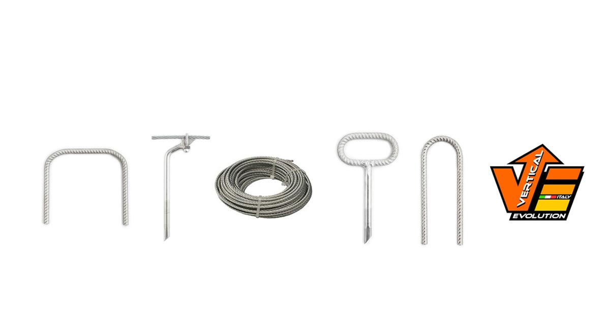Das Bild zeigt verschiedene Klettersteig Materialien auf einem weißen Rechteck. Von links nach Rechts ein Trittbügel, Seilanker, Stahlseil, GTrittbügel, Griffbügel. GAnz rechts das orange Vertical Evolution Logo.