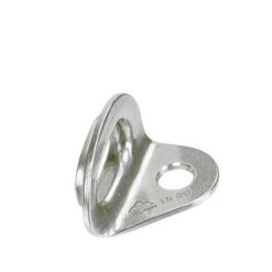 Das Bild zeigt die Stubai Bohrhakenlasche Protect. Die silbern glänzende Lasche ist in Bildmitte, sie liegt leicht quer damit man sowohl die Bohung für den Bohrhaken in der Mitte, als auch die breiteund runde Karabineröse links davon sehen kann.