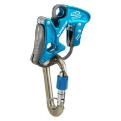 Das Bild zeigt das blaue Alpine Up Sicherungsgerät mit dem passenden Karabiner. Es ist aufrecht in einem weißem Quadrat zu sehen.