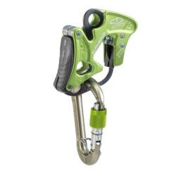 Das Bild zeigt das grüne Alpine Up Sicherungsgerät mit dem passenden Karabiner. Es ist aufrecht in einem weißem Quadrat zu sehen.