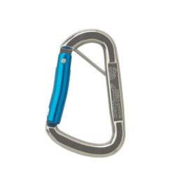 Das Bild zeigt einen silbernen Austrialpin-D-Asymm-Stahlkarabiner in der Mitte eines weißen Quadrates. Die Karabineröffnung des Karabiner mit Splint schaut nach Links