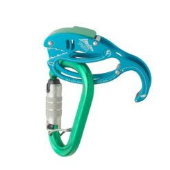 Austrialpin Fish Sicherungsgerät mit passendem Karabiner. Das türkis-blaue Produkt steht horizontal da, im unteren Teil ist der grüne Karabiner eingehängt.