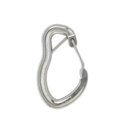 Das Bild zeigt einen silbernen Austrialpin-Micro-Stahlkarabiner-mit-Splint in der Mitte eines weißen Quadrates. Die Karabineröffnung des Karabiner mit Splint schaut nach Rechts.