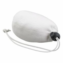 Das Bild zeigt den Chalkball wiederbefüllbar Austrialpin. Einen Ball aus dichtem Kunststoffgewebe der mit Magnesium gefüllt ist. Er liegt in Bildmitte, das zusammengebundene Ende des Gewebes steht mit einem Tanka Verschluss und Schnur nach rechts.