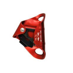 Das Bild zeigt die rote Bruststeigklemme Kong Cam Clean. Die Brustklemme steht aufrecht im Bild, mit den Aufhängeösen nach rechts und dem Klemmnocken-Block links.