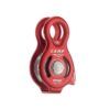 Das Bild zeigt eine rote Camp Sphinx Seilrolle. Die Karabineröffnung ist oben, die eigentliche Rolle schaut nach unten.