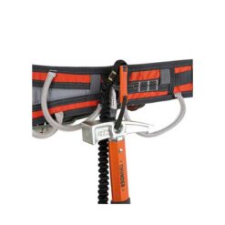 Das Bild zeigt den schwarz-orangen Climbing Technology Materialkarabiner Hammer Lodge auf einem schwarz-orangen Klettergurt montiert. Darin ist ein Felshammer am Hammerkopf eingehängt.