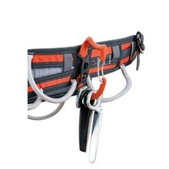 Das Bild zeigt den Climbing Technology Materialkarabiner Truck an einem schwarz orangen Klettergurt montiert. Im Karabiner hängen einige Felshaken.
