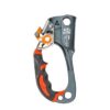 Das Bild zeigt die Climbing Technology Quick Up Steigklemme für die linke Hand von der Innenseite. Man sieht in Bildmitte den grauen Jümar mit dem offenen Klemmechanismus oben und dem Gummigriff links unten.