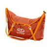 Das Bild zeigt den orangen Climbing Technology Seilsack City. Er steht aufrecht in Bildmitte und ist offensichtlich mit einem Seil gefüllt. An der Vorderseite hängt der Trageriemen.