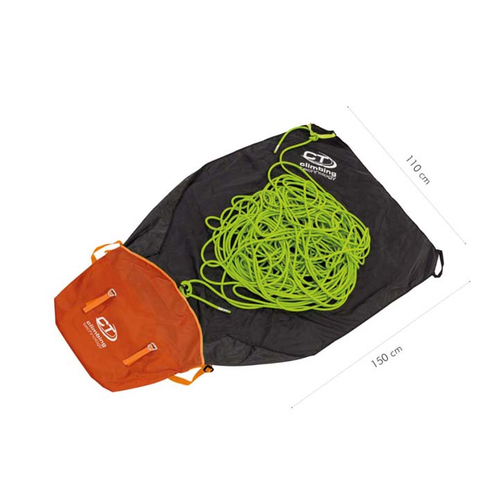 Das Bild zeigt einen geöffneten Climbing Technology-Seilsack mit grünem Seil auf der schwarzen Plane.