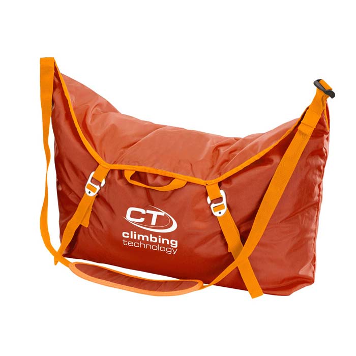 Das Bild zeigt den orangen Climbing Technology Seilsack City. Er steht aufrecht in Bildmitte und ist offensichtlich mit einem Seil gefüllt. An der Vorderseite hängt der Trageriemen.