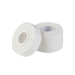 Das Bild zeigt zwei Rollen Klettertape weiss Austrialpin in einem weißem Quadrat. Eine schmale Rolle Fingertape steht leicht schräg an eine große liegende Rolle angelehnt.