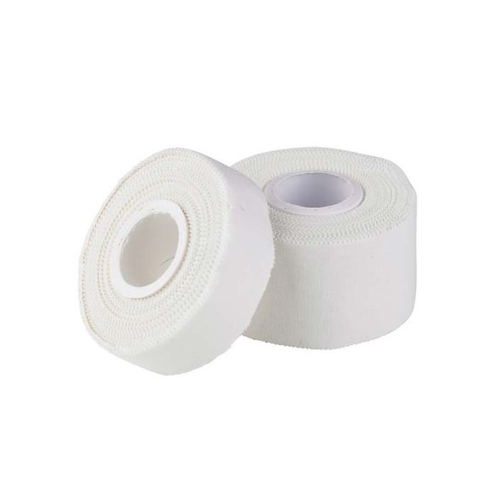 Das Bild zeigt zwei Rollen Klettertape weiss Austrialpin in einem weißem Quadrat. Eine schmale Rolle Fingertape steht leicht schräg an eine große liegende Rolle angelehnt.