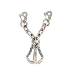 Das Bild zeigt den Fixe PLX Kettenstand mit 12mm Laschen und 2 Karabinern. Der V-förmige Umlenker ist in Bildmitte, rechts und links oben die Bohrhakenlaschen, darunter die Kette die in einem V in einen Ring mündet. Darin sind die zwei Karabiner fix befestigt.