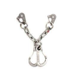 Das Bild zeigt den Fixe PLX Kettenstand mit 12mm Laschen und 2 Karabinern. Der V-förmige Umlenker ist in Bildmitte, rechts und links oben die Bohrhakenlaschen, darunter die Kette die in einem V in einen Ring mündet. Darin sind die zwei Karabiner fix befestigt.