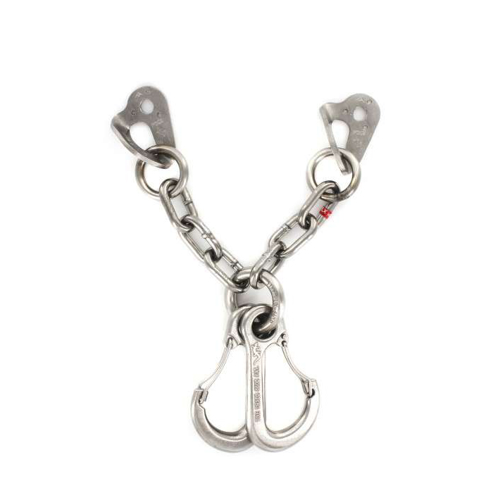 Das Bild zeigt den Fixe PLX Kettenstand mit 12mm Laschen und 2 Karabinern. Der V-förmige Umlenker ist in Bildmitte, rechts und links oben die Bohrhakenlaschen, darunter die Kette die in einem V in einen Ring mündet. Darin sind die zwei Karabiner fix befestigt.