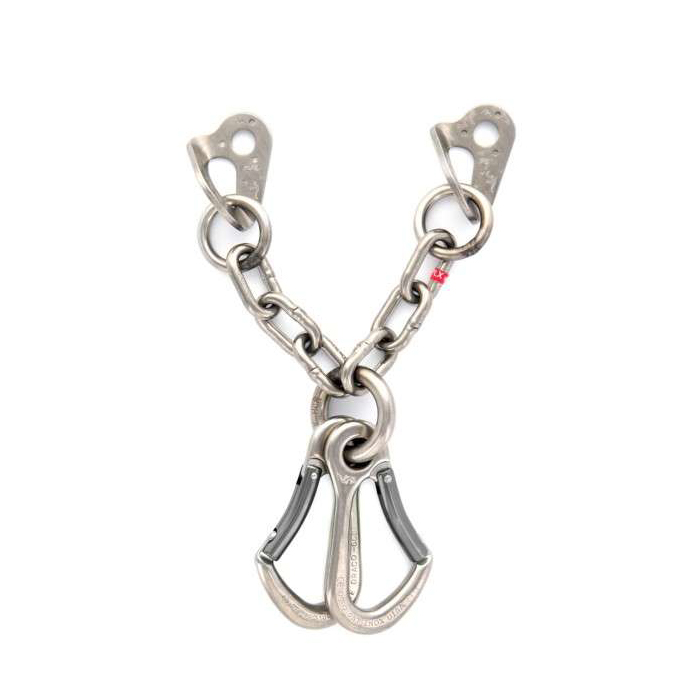 Das Bild zeigt den Fixe PLX Kettenstand mit 12mm Laschen und 2 Karabinern. Der V-förmige Umlenker ist in Bildmitte, rechts und links oben die Bohrhakenlaschen, darunter die Kette die in einem V in einen Ring mündet. Darin sind die zwei Karabiner fix befestigt.