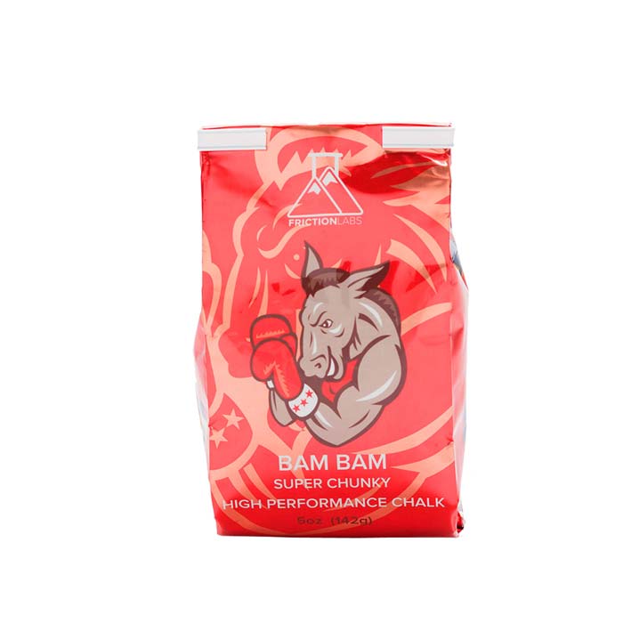 Das Bild zeigt eine rote Packung Chalk. Man sieht die aufrecht stehende Packung von der Vorderseite mit dem Logo, dem Pferd Logo und dem Produktnamen darunter.