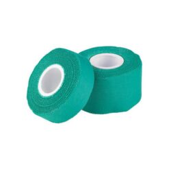 Das Bild zeigt zwei Rollen Fingertape grün Austrialpin in einem weißem Quadrat. Eine schmale Rolle Klettertape steht leicht schräg an eine große liegende Rolle angelehnt.