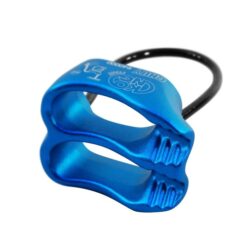 Das Bild zeigt ein Kong Chuy Sicherungserät. Der Tuber liegt auf der Seite und man sieht die Seilschlitze mit den Bremsrillen im Detail. Das Bild macht die Bremswirkung sofort verstehbar.