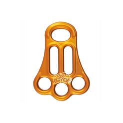 Das Bild zeigt die orange Kong Full Sicherungsplatte. Die Rigging Platte steht senkrecht im Bild und man erkennt alle Ösen sehr gut. Oben die zentrale Karabineröse, in der Mitte die zwei langen Seilschlitze, unten die drei Rigging Ösen.