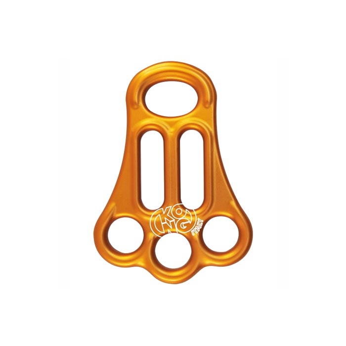 Das Bild zeigt die orange Kong Full Sicherungsplatte. Die Rigging Platte steht senkrecht im Bild und man erkennt alle Ösen sehr gut. Oben die zentrale Karabineröse, in der Mitte die zwei langen Seilschlitze, unten die drei Rigging Ösen.