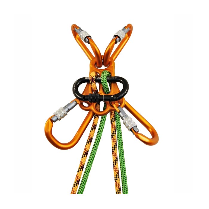 Das Bild zeigt die orange Sicherungsplatte. Das Produkt ist mit einem Doppelseil und vier Karabinern zu sehen, sodass man den Abseilmodus und Arbeitsmodus nachvollziehen kann.