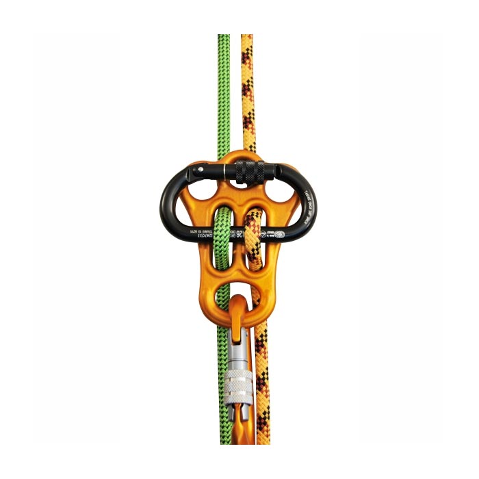 Das Bild zeigt die orange Sicherungsplatte. Das Produkt ist mit einem Doppelseil und zwei Karabinern zu sehen, sodass man den Abseilmodus nachvollziehen kann.