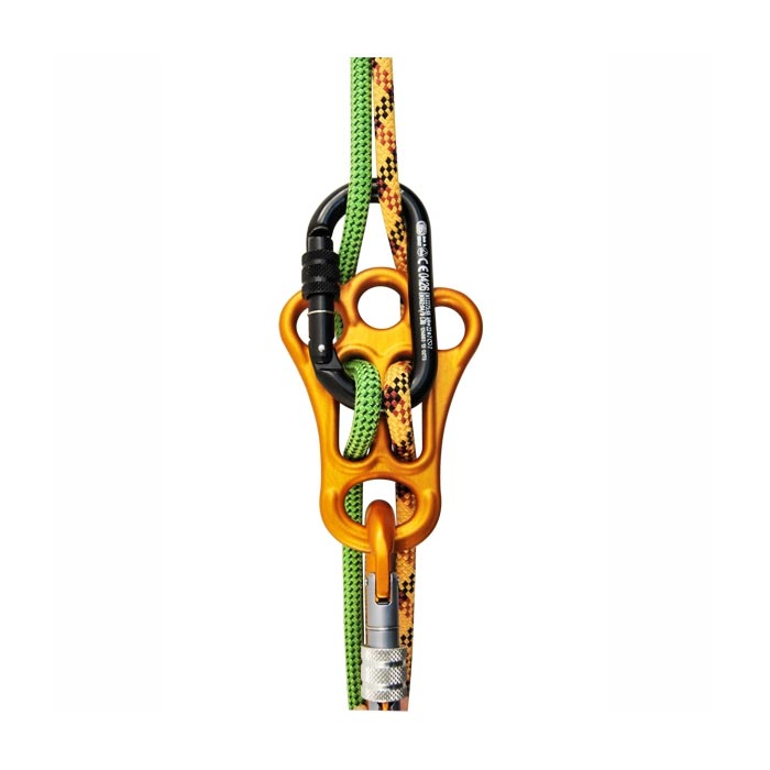 Das Bild zeigt die orange Kong Full Sicherungsplatte. Die Rigging Platte ist mit einem Doppelseil und zwei Karabinern zu sehen, sodass man den Abseilmodus nachvollziehen kann.