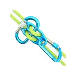Das Bild zeigt die türkise Kong Gi Gi Sicherungsplatte mit eingehängten Doppelseilen und Karabinern um die Funktionsweise beim Sichern im Nachstieg zu erklären.