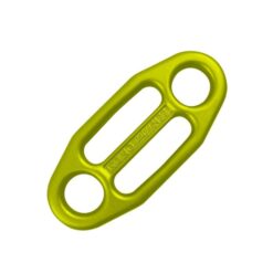 Das Bild zeigt die gelbe Kong Gi Gi Sicherungsplatte. Sie liegt quer inBidmitte und man sieht die vier Öffnungen. Zwei runde Karabinerösen an den schmalen Enden, zwei lange Schlitze in der Mitte des Sicherungsgerätes.