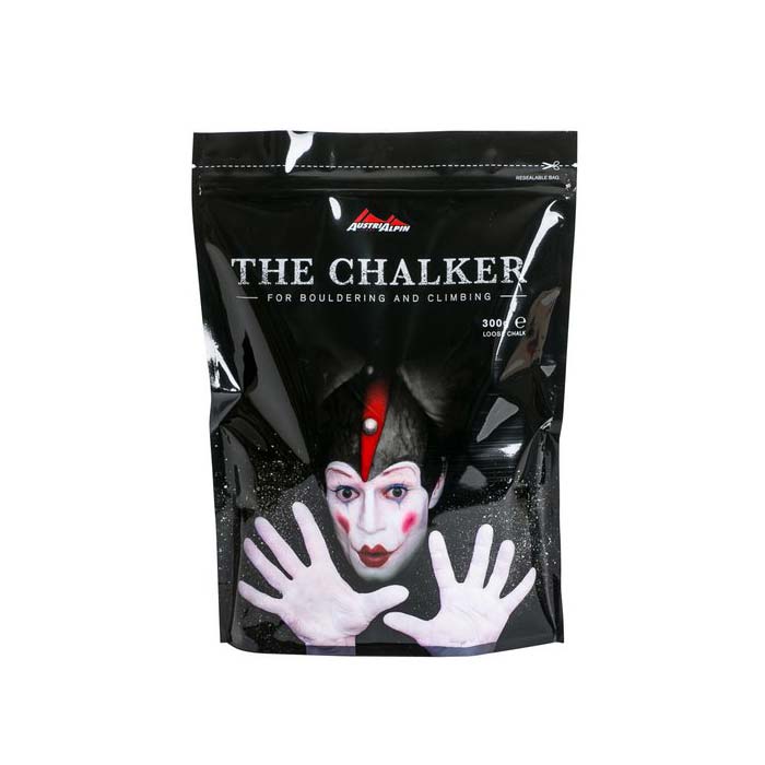 Das Bild zeigt eine Austrialpin Chalk Packung. Der schwarze Beutel ist von vorne zu sehen. Man erkennt deutlich den Joker miz denweißen Händen und den Schriftzug The Chalker.