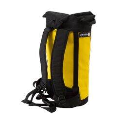 Das Bild zeigt einen gelb-orangen Metolius Haulpack schräg von der Seite. Der Rucksack steht in Bildmitte aufrecht da. Man sieht die Rückseite mit den schwarzen Trageriemen.