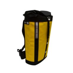 Das Bild zeigt einen gelb-orangen Metolius Express Haulpack schr&auml;g von der Seite. Der Rucksack steht in Bildmitte aufrecht da. Man sieht die Front mit geschlossenem, schwarzem Deckel und die schwarzen Trageriemen.