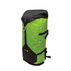 Das Bild zeigt einen gr&uuml;nen Metolius Freerider Haulpack schr&auml;g von der Seite. Der Rucksack steht in Bildmitte aufrecht da. Man sieht die Front mit geschlossenem, schwarzem Deckel sowie die seitlichen Kompressionsriemen und die schwarzen Trageriemen.