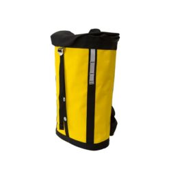 Das Bild zeigt den gelben Metolius Mesaclito HAulbag mit schwarzen B&auml;ndern aufrecht in einem wei&szlig;em Quadrat.