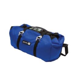 Das Bild zeigt einen blauen Metolius Seilsack Ropemaster. Er liegt leicht schräg im Bild. Man sieht die äußere Hülle und die beiden Spannriemen mit den Alu Schnallen.