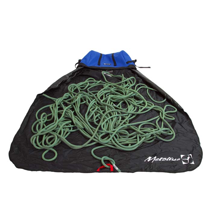 Das Bild zeigt einen Metolius Seilsack in geöffnetem Zustand. Ein grünes Seil liegt auf der großen Seilplane.