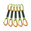 Das Bild zeigt fünf Nimble Fixbar Pro Expressschlingen von Climbing Technology. Die Expressen stehen aufrecht im Bild. Oben der grüne hakenseitige Karabiner, in der Mitte die schwarze Expressschlinge, unten der orange seilseitige Karabiner. Die Schnapper schauen nach links.
